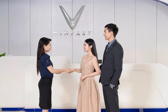 Tư vấn vi&ecirc;n showroom VinFast