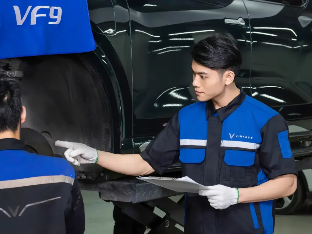 Kỹ thuật vi&ecirc;n VinFast kiểm tra xe
