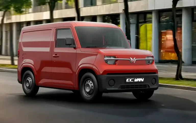 EC Van – EC Van màu đỏ trên phố