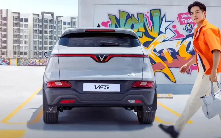 VF 5 – Đuôi xe gọn với cụm đèn hậu ngang