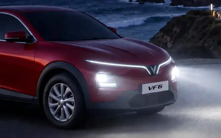 VF 6 &ndash; Dải đ&egrave;n LED chữ V khi bật s&aacute;ng