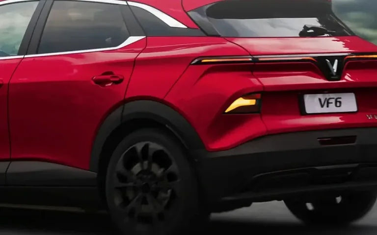 VF 6 &ndash; Cụm đ&egrave;n hậu v&agrave; đu&ocirc;i xe vuốt cao