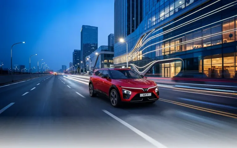 VF 7 &ndash; Giữa phố đ&ecirc;m, VF 7 khiến người kh&aacute;c phải ngo&aacute;i nh&igrave;n.