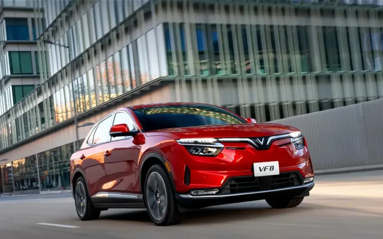 VF 8 – Đầu xe với dải đèn chữ V trải rộng
