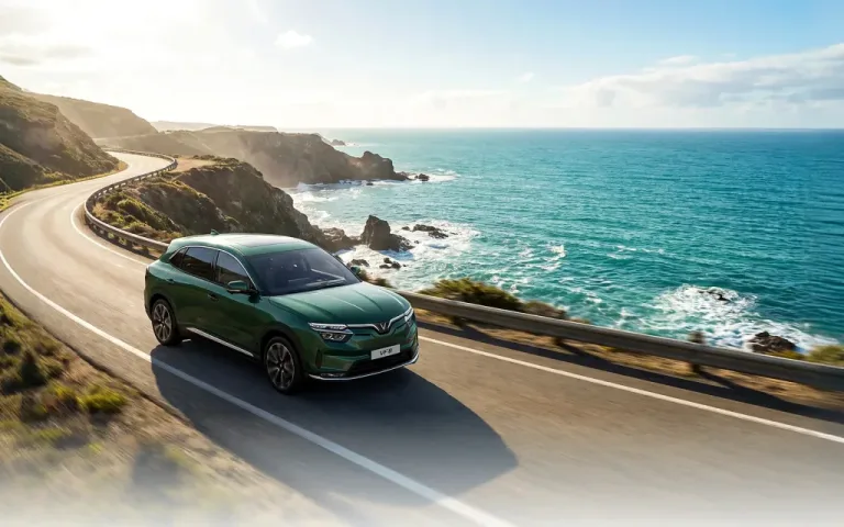 VF 8 – Tới 635 km mỗi lần sạc (bản Eco) — thoải mái cho những chuyến đi xa.