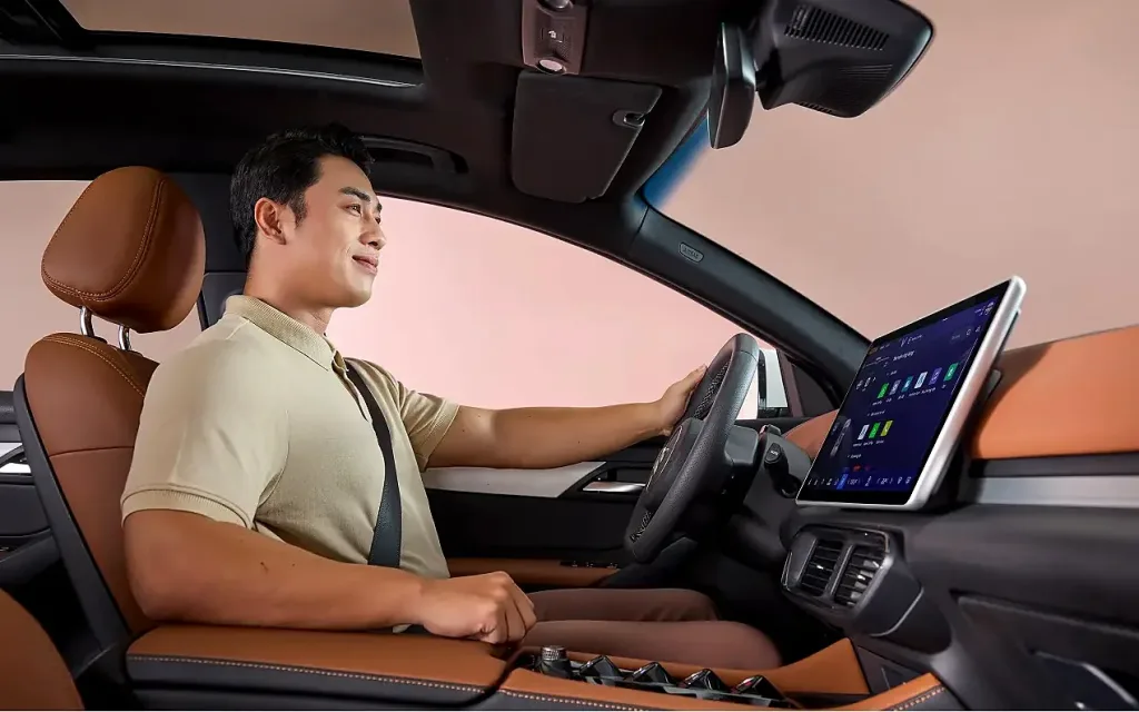Kh&aacute;ch h&agrave;ng cầm l&aacute;i VinFast VF 8