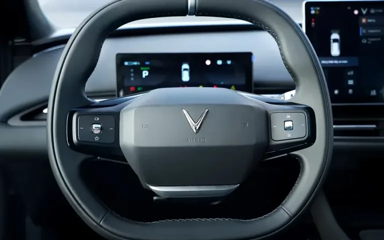 VF 8 Thế hệ mới – Vô lăng và màn hình thông tin người lái