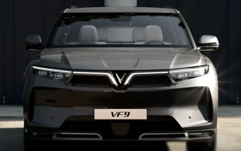 VF 9 &ndash; Mặt trước bề thế