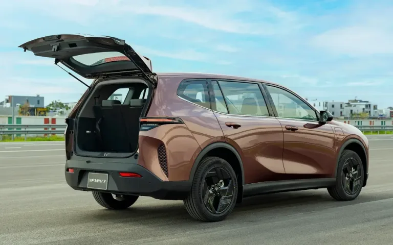 VF MPV 7 – Cửa cốp mở rộng, dễ xếp đồ