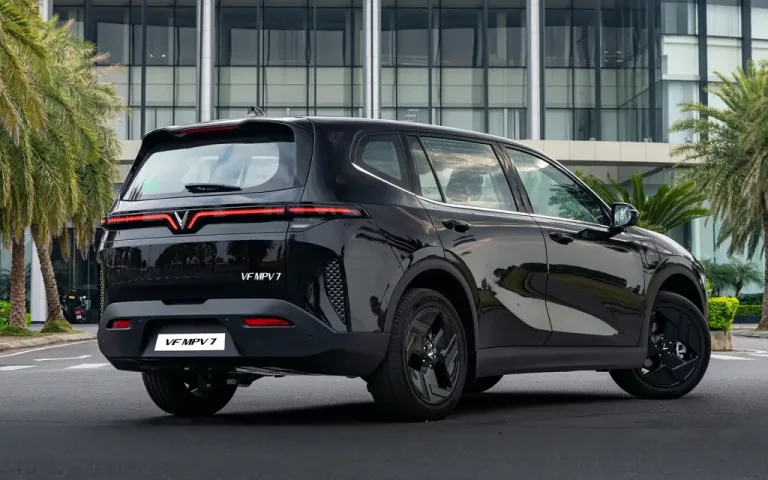 VF MPV 7 – Đuôi xe trong nắng chiều