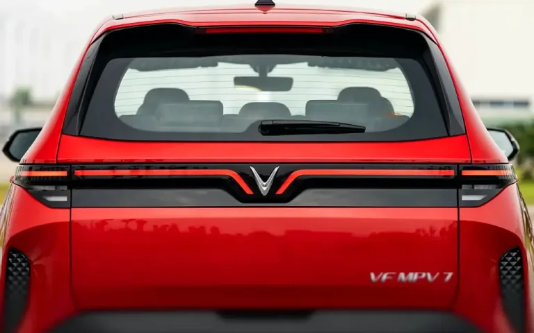 VF MPV 7 – Đuôi xe với dải đèn hậu xuyên ngang
